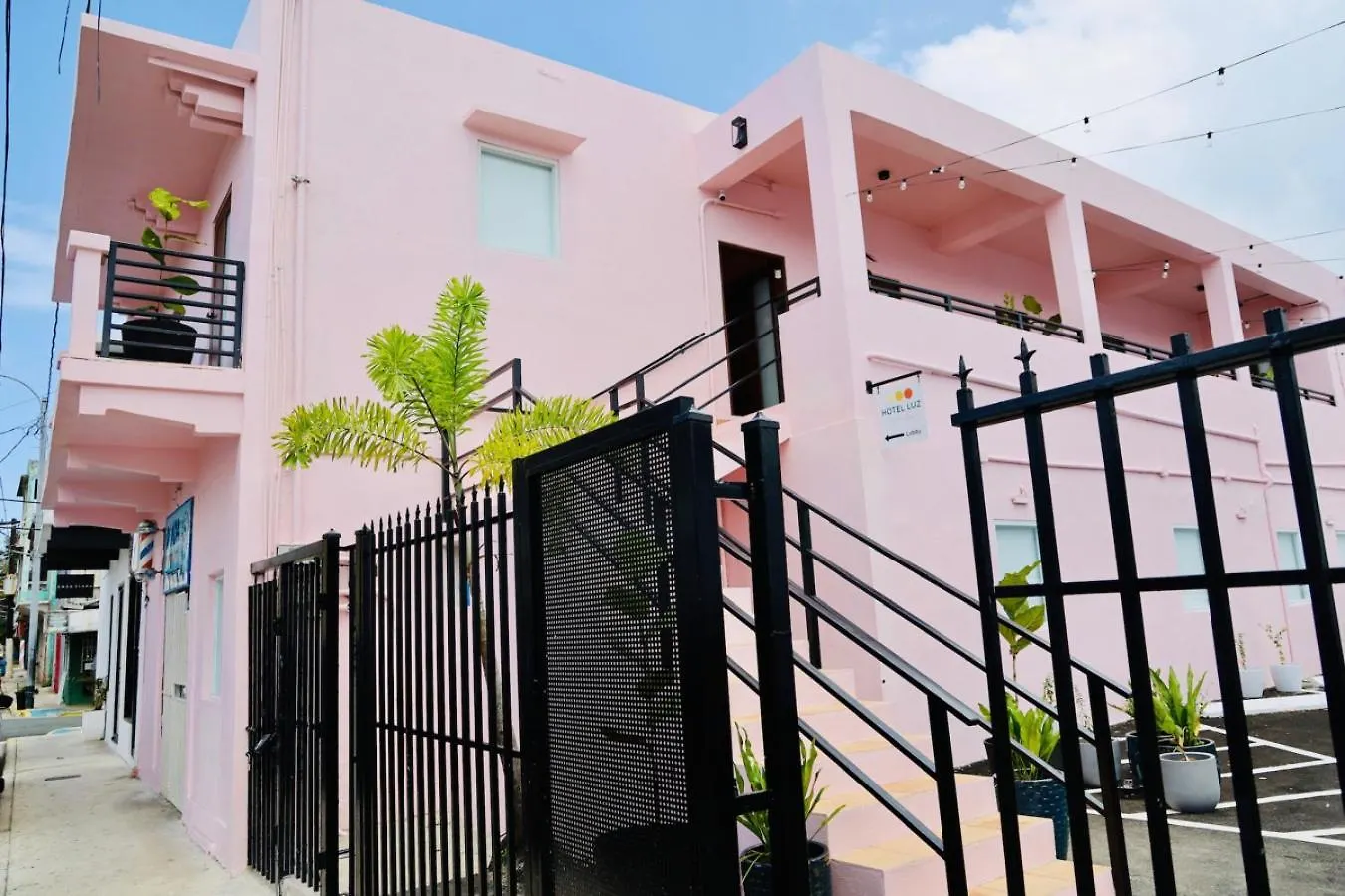 Room 9 Sleek & Serene Stay In San Juan Hotel